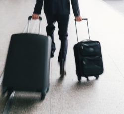 Un homme courant avec ses valises
