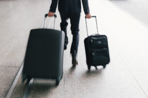 Un homme courant avec ses valises